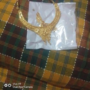 Golden Nacklace For All Occasions