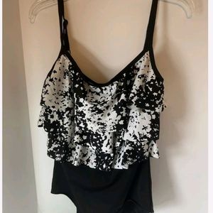 Frilled Black & White Swim Suit 🥳🥳🙌🙌