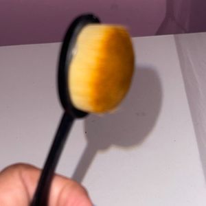 CONCEALER AND CONTOUR BRUSH