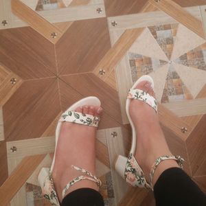 Pretty White Floral Heels 👠 🤍