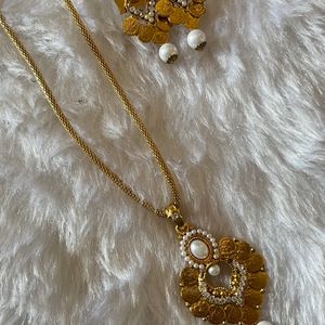 Gold Perals Necklace Earrings Set