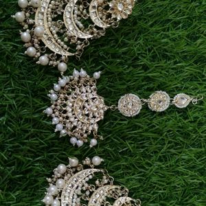 Kundan earrings with maang tikka