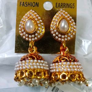 Shinning Diva's Pearl studded earrings: Pack Of 1