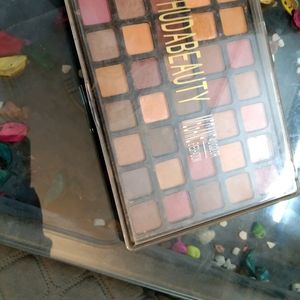 **Eyeshadow Palette**