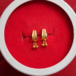 Beautiful New Small Earrings Gold