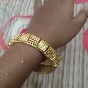 Priya Gold- Beautiful Bangle