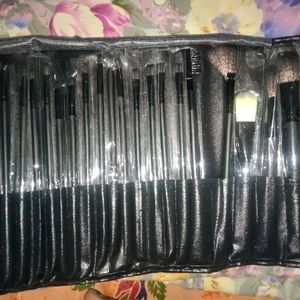 24pcs makeup brush set at ₹220