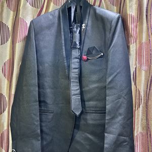 Men’s Black Blazer With Tie