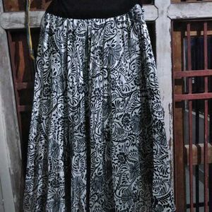 A Stylish Black and White Printed Crep Skirt