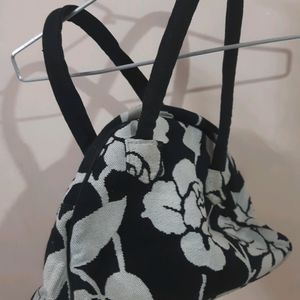 Black & White Rose Hand & Side Bag