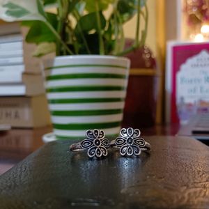 TEEJH OXIDIZED SILVER TOE RING | FLORAL