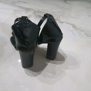 black colur heel