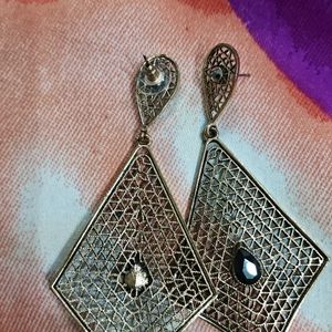 Elegant Mesh Drop Earrings with Black Stone Accent