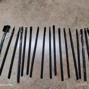 24 Set Of Makeup brushes