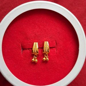 Beautiful New Small Earrings Gold