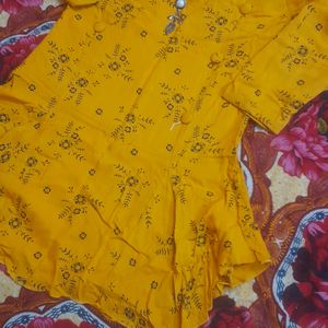 Beautiful Yellow Top. It Will Fit Size M AND L