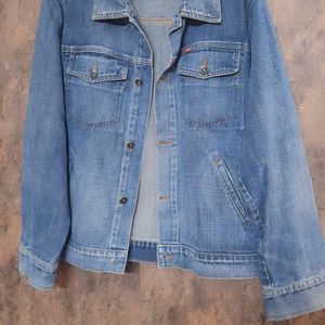 DENIM JACKET FOR THE STYLE AND FASHION..