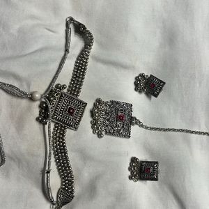 choker set with mang tika