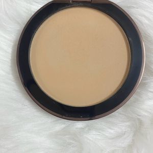 Colorbar 24hrs Weightless Powder Foundation