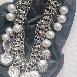 Hanging Pearl Neckpiece