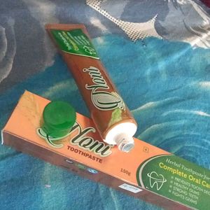 Aayurvedik Noni Toothpaste