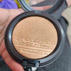 M.A.C Highlighter In Shade Oh, Darling