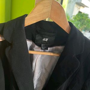 H&M black tapered waist blazer