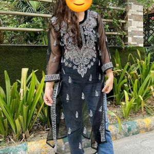 Lucknwai Chikankari Kurti.