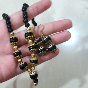 Black Minimal Earings With Neckpiece