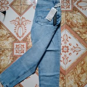 Women Slim Fit Mid Rise Light Blue Jeans