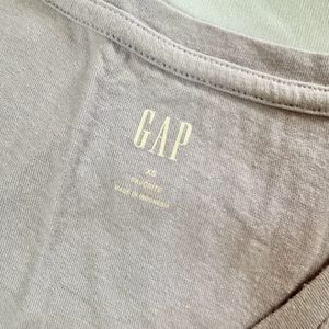 Gap VNeck Tshirt