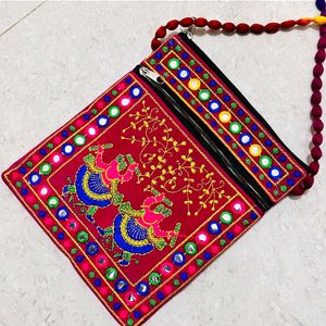 💸👇Multicolour Ethnic Sling Bag With Earrings!!