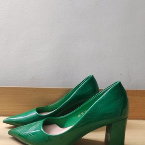 LIKE NEW HEELED PUMPS