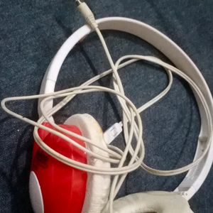 😍🎵- 🎧🎧- Red  And White Headphones With More Than 1 Metre Wire White Wire Can Connect To The Laptop And Any Other Appliances Powerful Bass