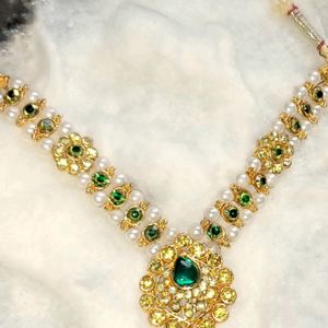 GREEN INDIAN NECKLACE |