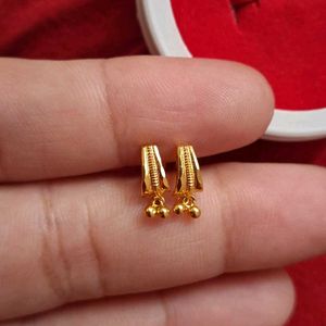 Beautiful New Small Earrings Gold