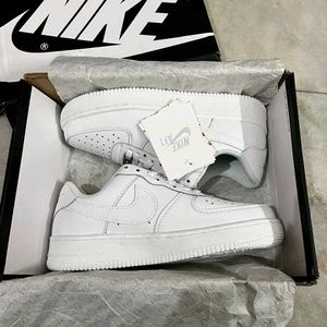 NIKE AIR FORCE 1 TRIPLE WHITE UK 7 (41)