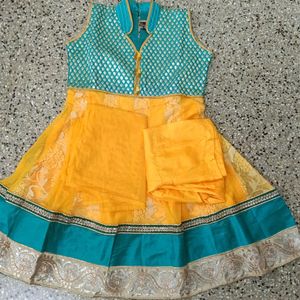 Kids Salwar Suit Set For Grabs