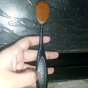 Huda Beauty Oval Makeup Brush