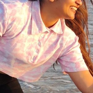 pink crop top t-shirt 💓its so comfortable t-shirt and it's look like beaches view give and very affordable t-shirt and 2 time wear and t-shirt conditions very very good