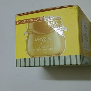 Sealed Pack Glow Moisturizer+ Sunscreen