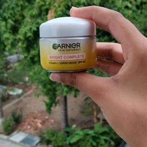 Garnier Bright Complete Vitamin Serum Cream SPF-40