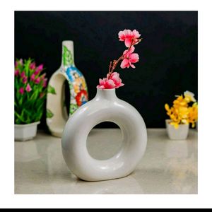 Donut Vase In White Clr