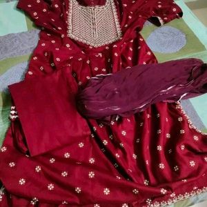 Naira Cut Kurti Set