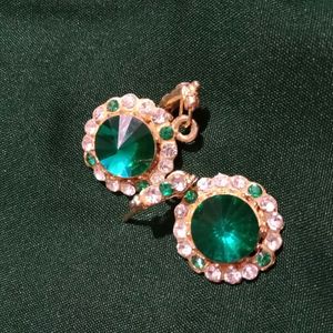 These are very beautiful green earrings