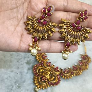 A Beautiful Neck Set With Earrings Maangtika