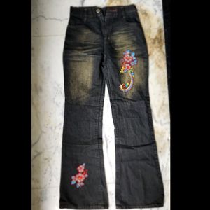 Black Colur Embroidery Jeans.