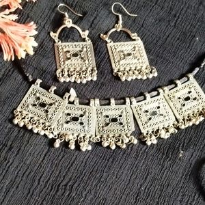 Necklace With 2 Set Of Earings