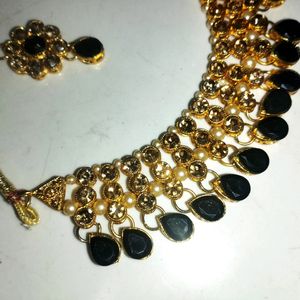 Black Golden Necklace Set With Mangtika