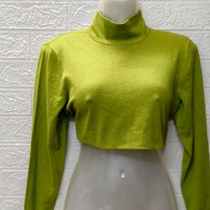 Effortless Green Vibes: Stylish Crop Sweatshirt